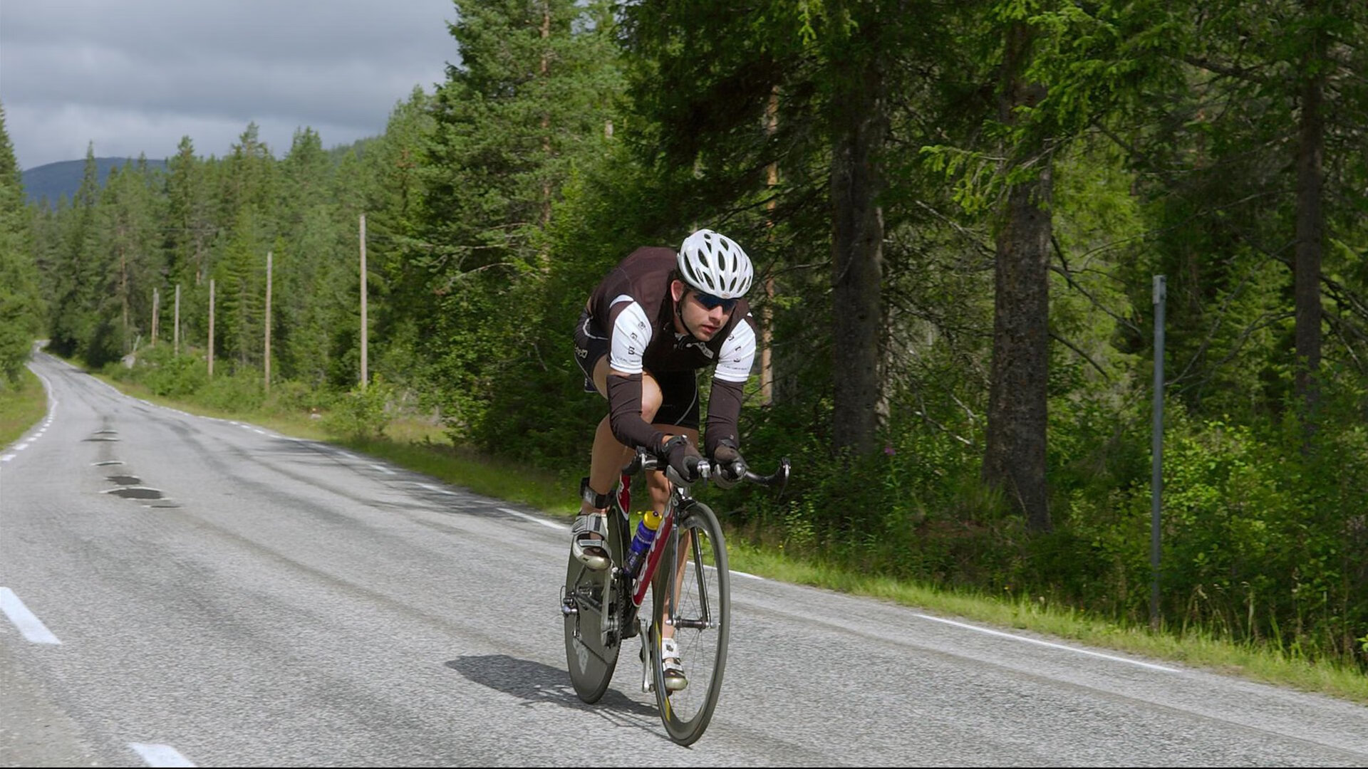 城市河堤新修步道首跑仪式 跑者齐剪彩